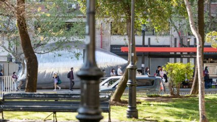   Galería Gabriela Mistral celebra sus 30 años con provocadora intervención espacial 