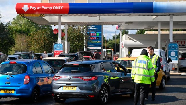  Militares comenzarán a distribuir gasolina en el Reino Unido tras problemas de escasez  