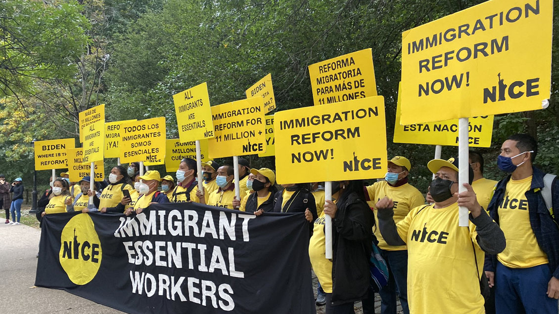 Migrantes protestan durmiendo frente a casa del presidente del Senado de EEUU