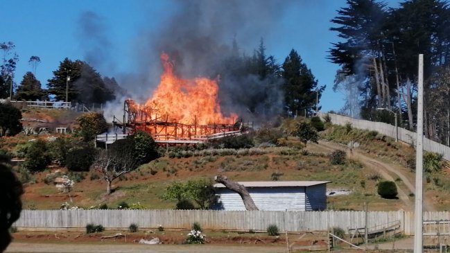 Desconocidos incendiaron una casa en el Biobío: Dueña saltó desde una terraza para salvar de las llamas