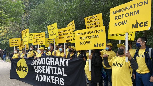 Migrantes protestan durmiendo frente a casa del presidente del Senado de EEUU