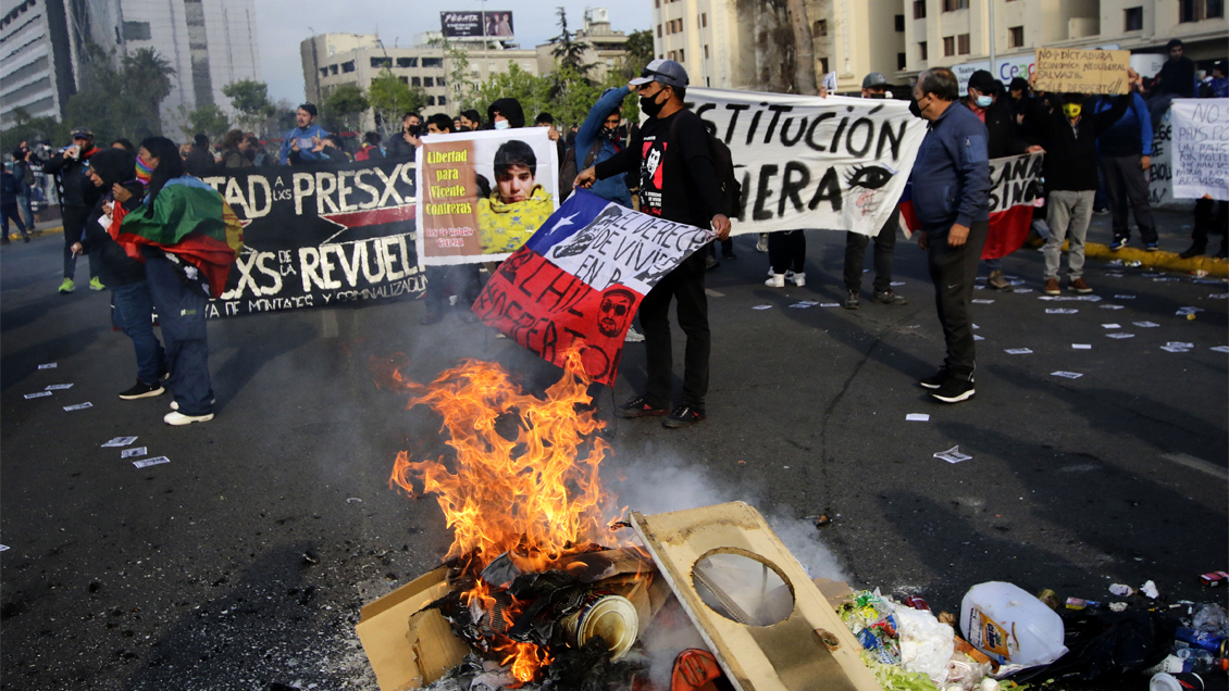 Nuevo viernes de protestas en Baquedano incluyó violenta funa a constituyente