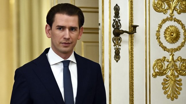 Jefe del Gobierno austríaco dimitió en medio de escándalo de corrupción