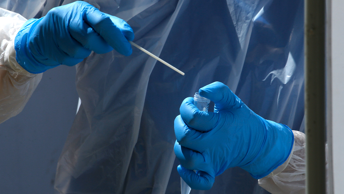 Casos activos de Covid-19 se mantienen sobre los 5.000 y la positividad supera el 2%