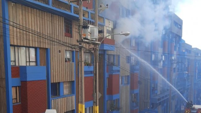 Viña del Mar: Incendio destruyó local comercial y dejó un departamento con daños