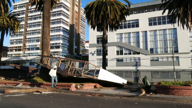 Fuerte viento bota estructura desde edificio en Valparaíso: Se han registrado hasta 74 kilómetros por hora