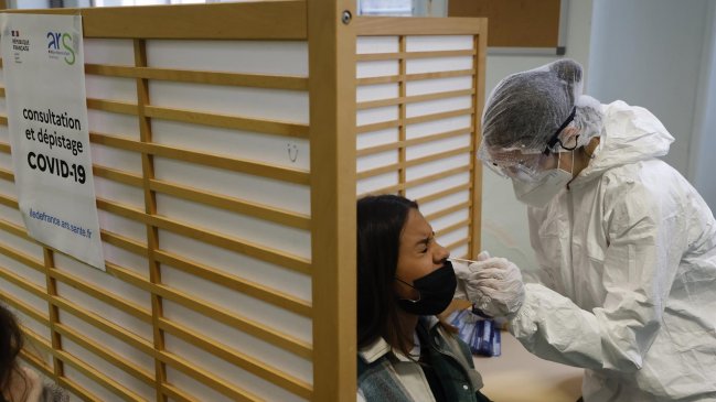 Francia dejó de pagar los test PCR y de antígenos a los no vacunados