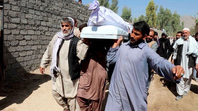  Suben a 60 los muertos en atentado contra mezquita chií en Afganistán  