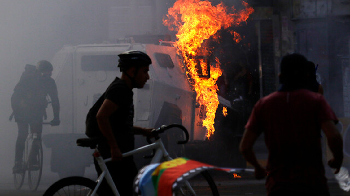 Dos muertos, 450 detenidos, saqueos y desmanes violentos al cumplirse dos años del 18-O