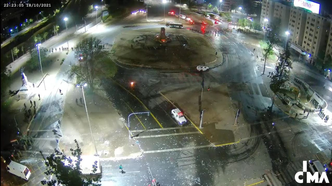 Carabineros dispersó a los manifestantes que quedaban en Plaza Baquedano