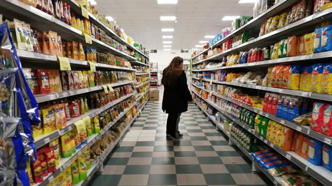 Congelan precios en Argentina para frenar la inflación