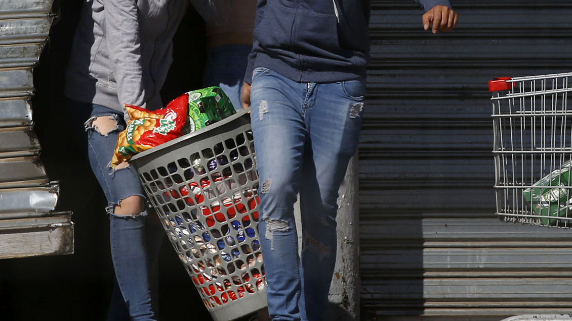 A prisión dos de los cinco detenidos por saqueos en Coronel