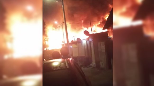 Violento incendio moviliza a Bomberos en campamento de Antofagasta