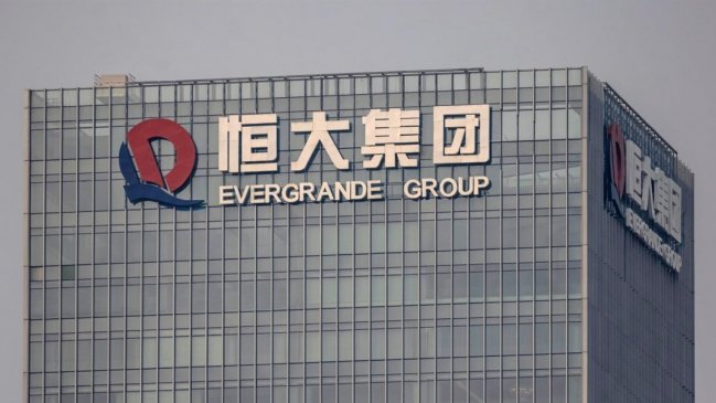 Evergrande vuelve a cotizar en Hong Kong y cae 10% tras cancelar venta filial