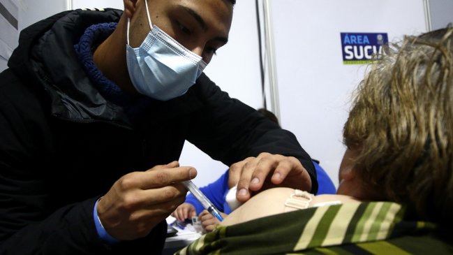 Mayores de 55 años deberán tener la dosis de refuerzo para obtener el Pase de Movilidad