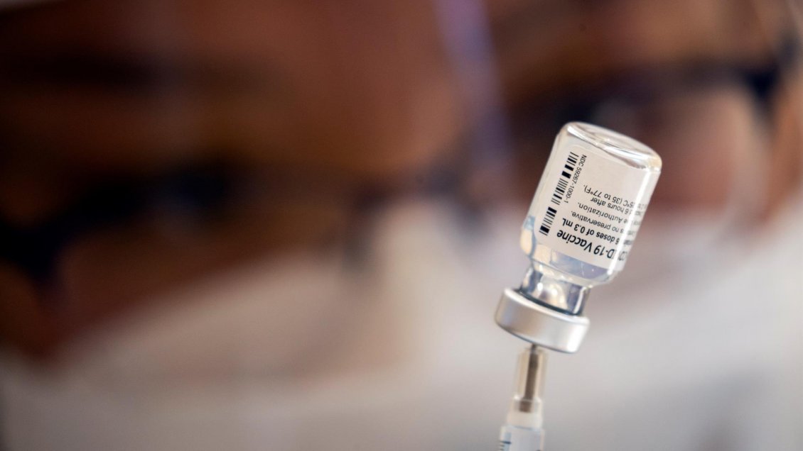 Pfizer dice que la tercera dosis de su vacuna ofrece una protección del 95,6%