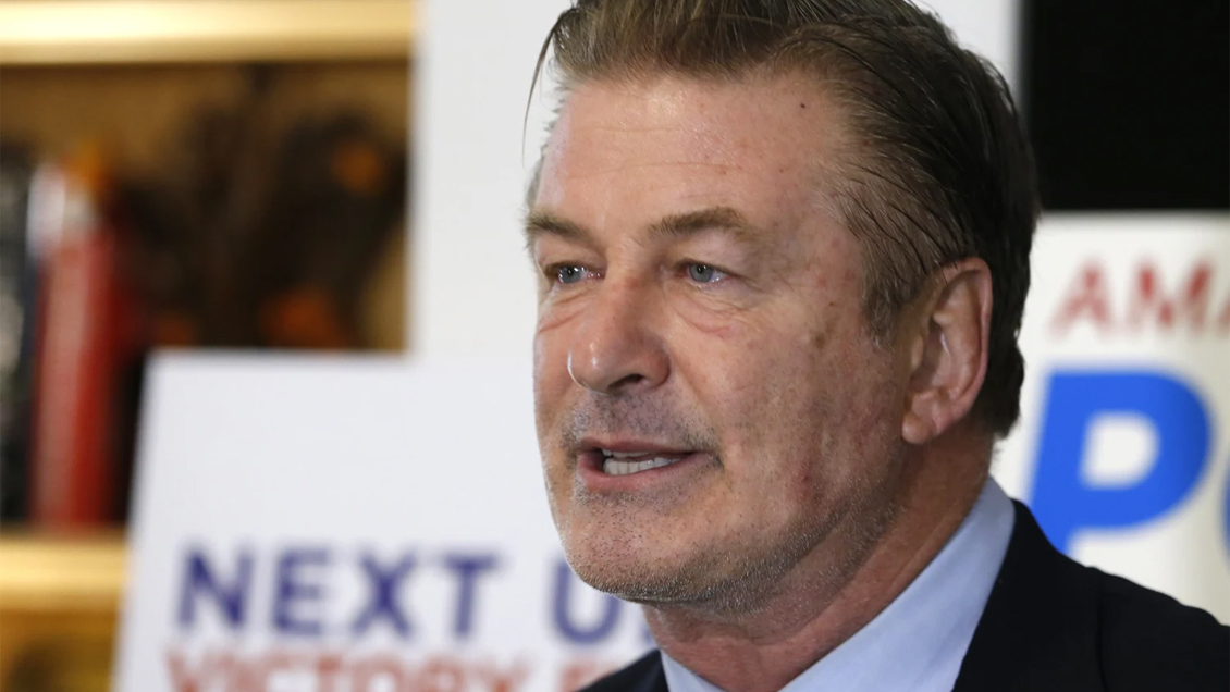 Confirman que Alec Baldwin mató accidentalmente a directora de fotografía durante un rodaje