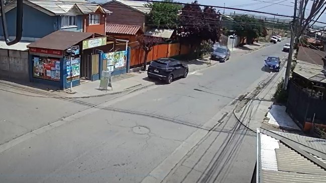 Conductor impacta vehículo contra vivienda en Rancagua, dejando a un menor y su madre heridos