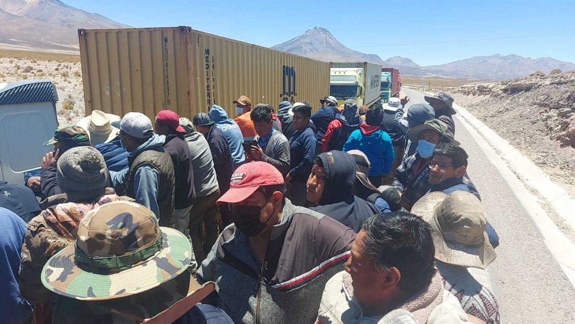 Camioneros bolivianos depusieron paro de protesta por largas esperas en la frontera chilena