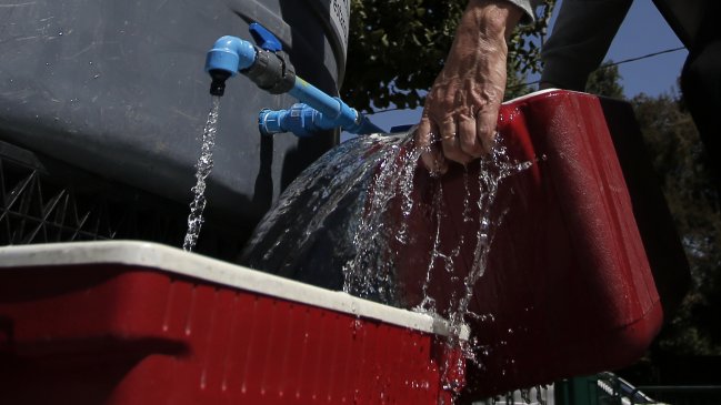 Entregan más de 50 estanques de agua a vecinos de Las Cabras