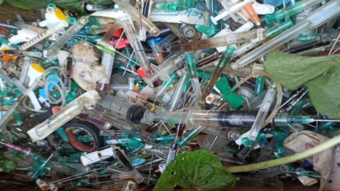 Vecinos hallaron jeringas con sangre y bisturís botados en calle de Lota