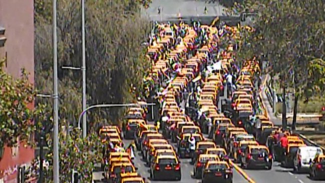 Caravana de taxistas se manifiesta por la Alameda: Hay cortes de tránsito