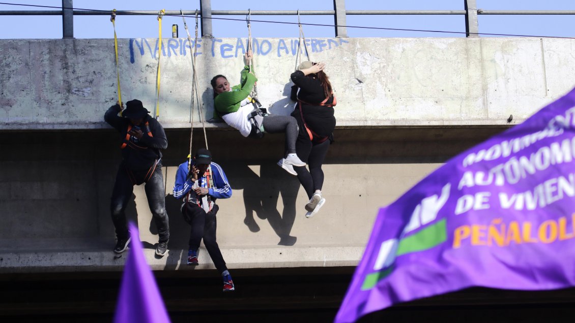 Manifestantes se colgaron en paso sobre nivel de Rotonda Grecia