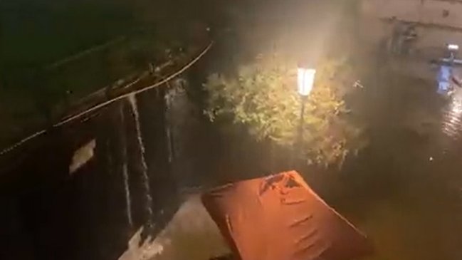 Las Condes: Rotura de matriz inundó el Subcentro de Escuela Militar