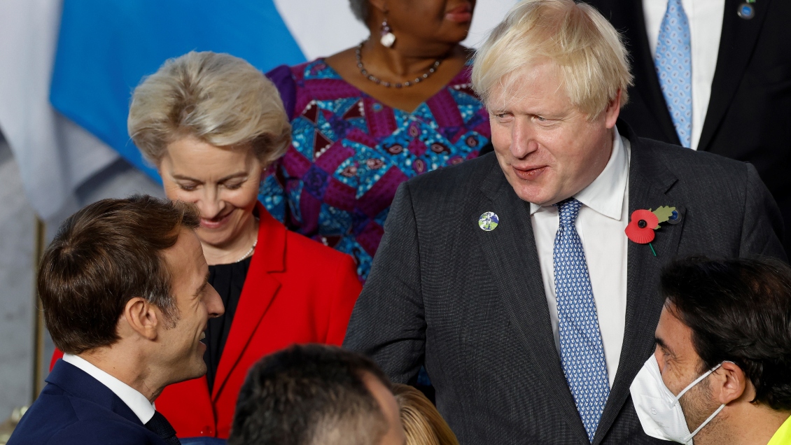 Macron y Johnson acordaron continuar negociando para frenar el conflicto pesquero