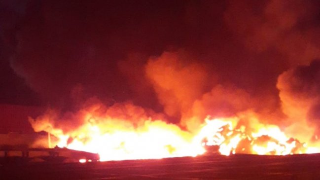 Incendio afectó nuevamente a un acopio de neumáticos en Talcahuano