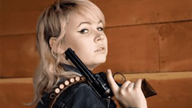 Encargada de arma de 