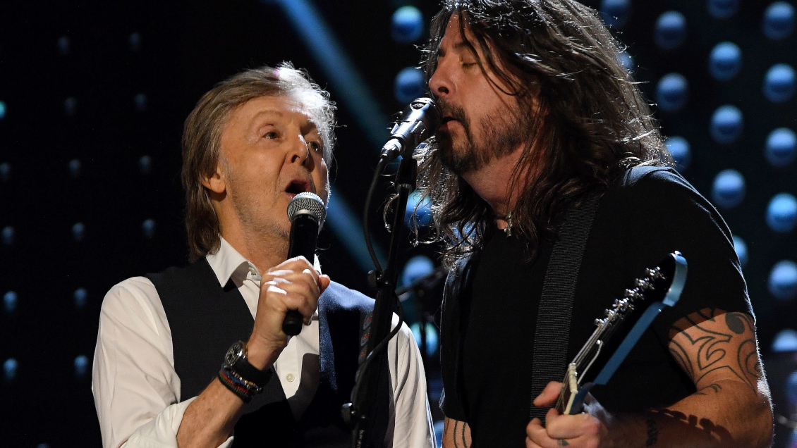 Paul McCartney indujo a Foo Fighters en el Salón de la Fama del Rock and Roll