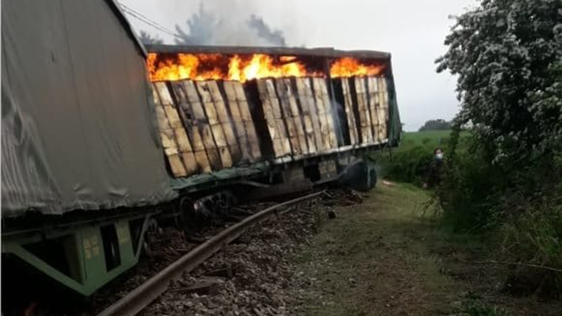 En pleno estado de excepción: Tren de carga sufrió ataque incendiario en Victoria