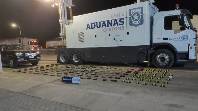 Detectan más de dos mil millones de pesos de droga en la estructura de una camioneta