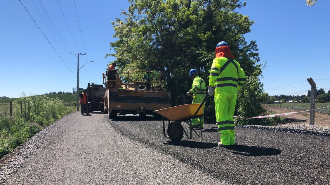 Ñuble mejora conectividad vial: Asfaltarán ocho caminos en siete comunas