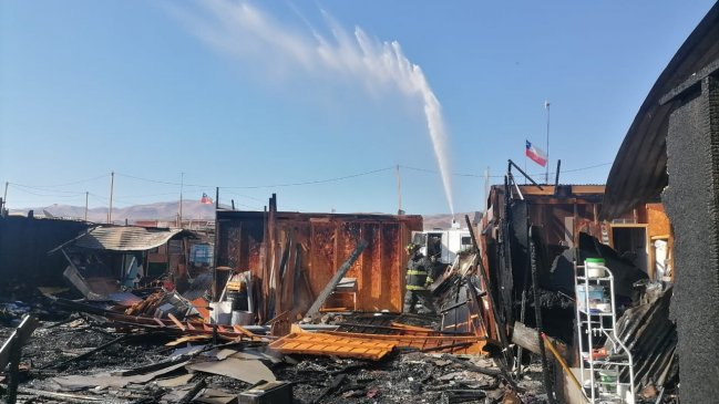 Dos incendios arrasaron con 16 viviendas en toma de Alto Hospicio