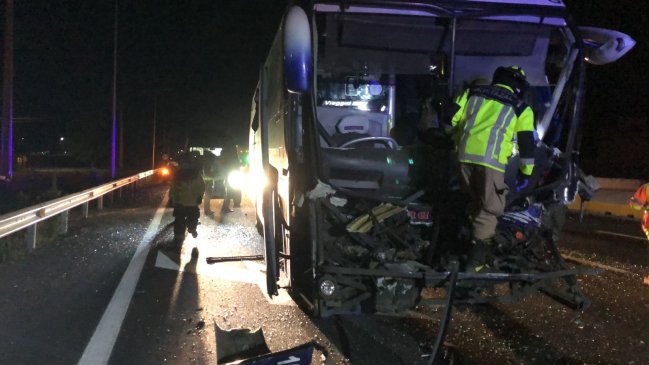Ocho heridos tras colisión de bus y camión en Ruta 5 Sur