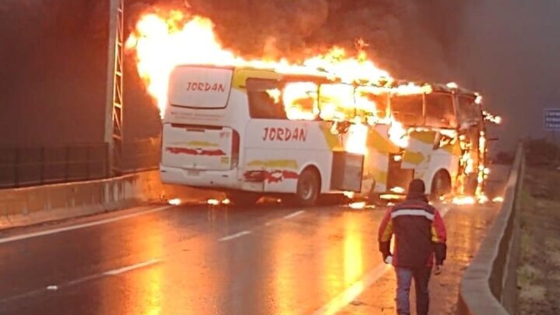 Encapuchados interceptaron y quemaron un bus en Lota