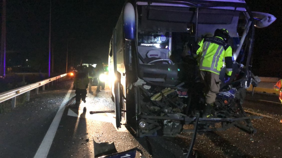 Ocho heridos tras colisión de bus y camión en Ruta 5 Sur