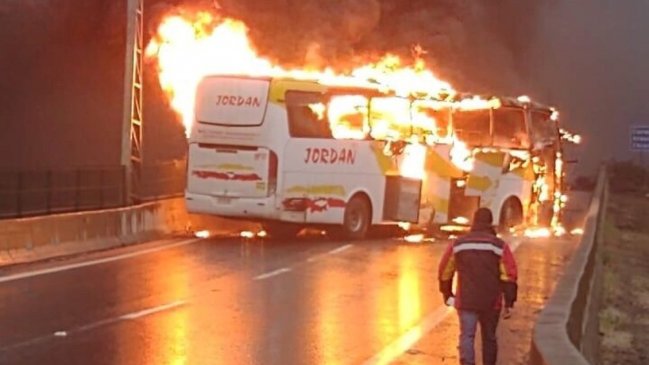 Encapuchados interceptaron y quemaron un bus en Lota