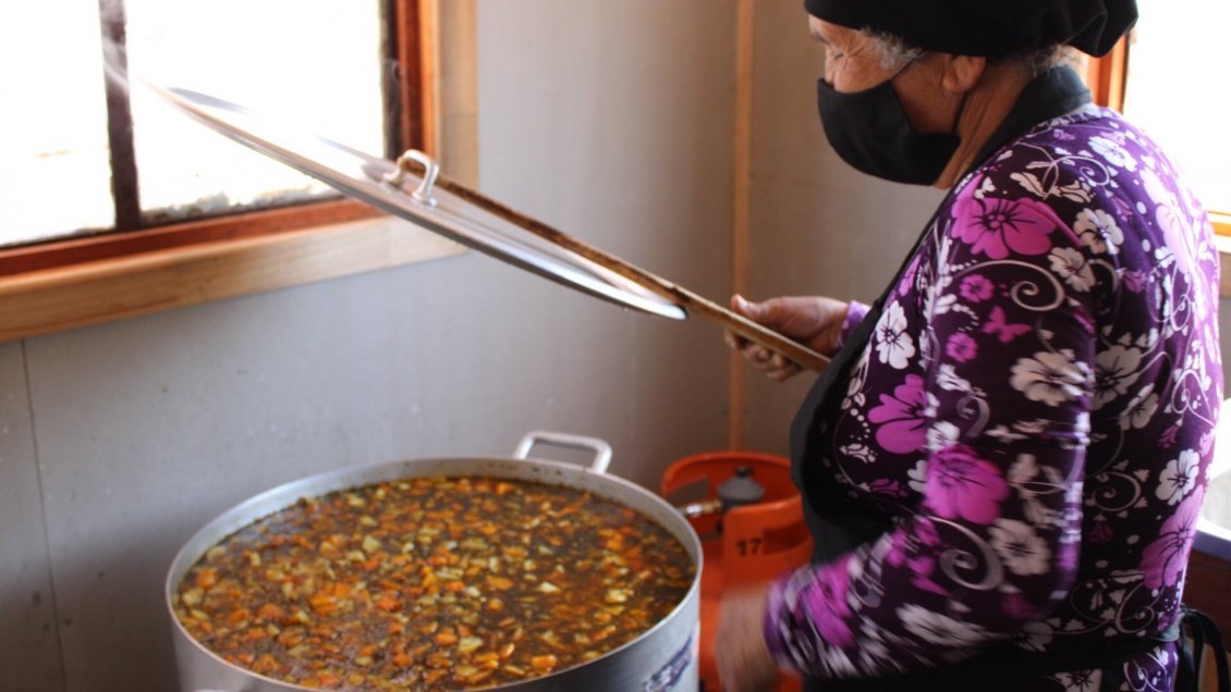 Distribuyen cerca de 11 mil kilos de alimentos en once ollas comunes de Ñuble