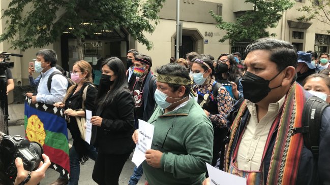 Convencionales marcharon hasta la Moneda para entregar carta tras muerte de comunero