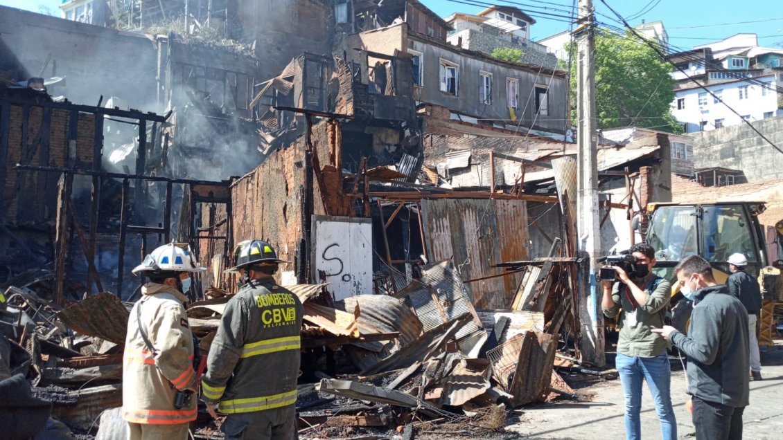 Confirman fallecido en incendio registrado durante la madrugada en Valparaíso