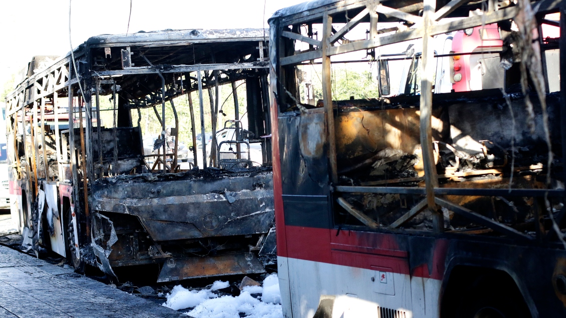 Delincuentes amenazaron a chofer y pasajeros y quemaron bus del Transantiago