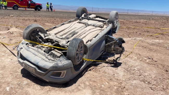 Un fallecido tras volcamiento en Tarapacá: Testigos aseguran que conductor trató de esquivar un bache