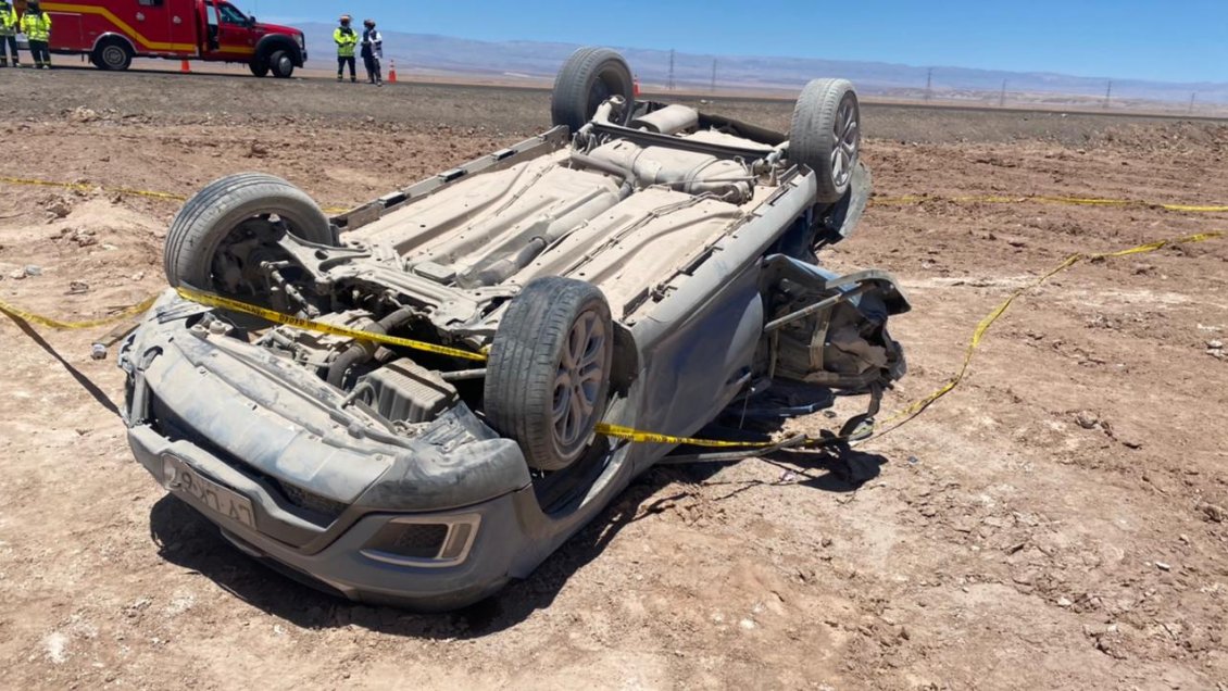 Un fallecido tras volcamiento en Tarapacá: Testigos aseguran que conductor trató de esquivar un bache