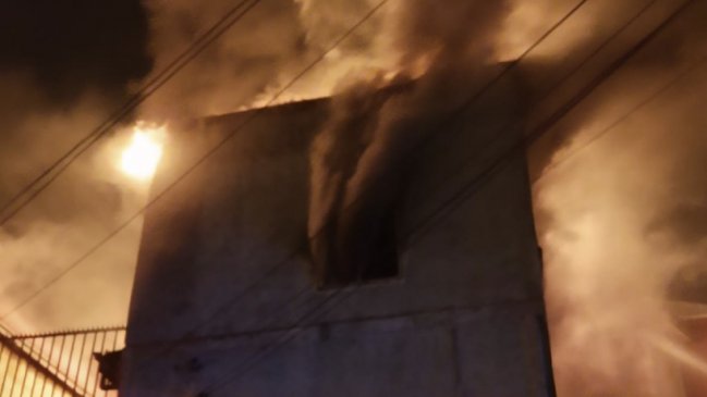 Padre e hija murieron en incendio que afectó a dos casas en Valparaíso
