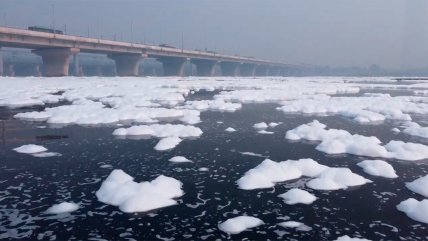   Río sagrado de la India fue cubierto por una espuma tóxica 