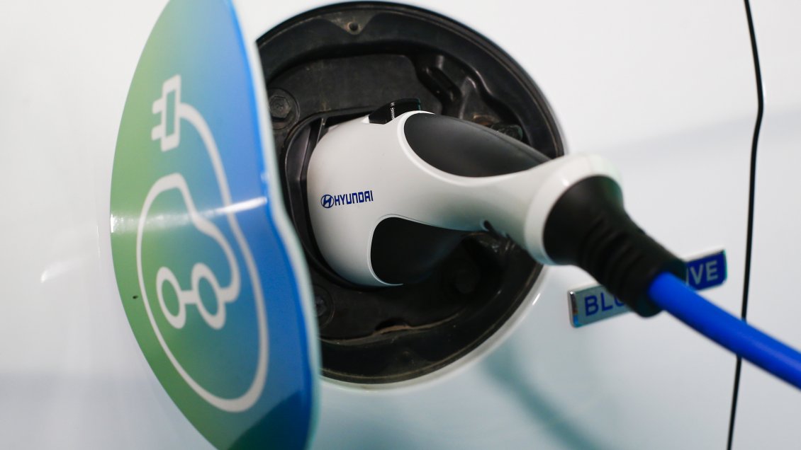 Más de 30 países, entre ellos Chile, se comprometen a eliminar autos de combustión para 2035