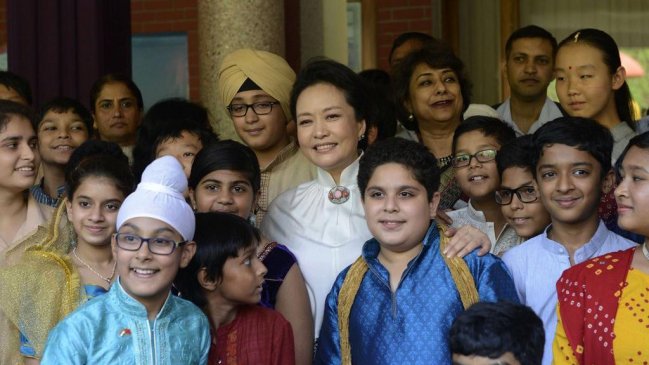 Peng Liyuan, esposa de Xi Jinping, pide acciones conjuntas para mejorar la educación de mujeres y niñas